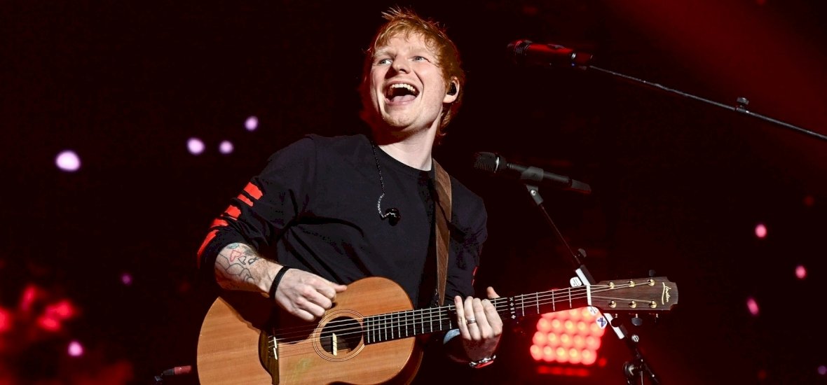 Mi történt? Megásatta a saját sírját Ed Sheeran – igazán morbid dologba fogott a világhírű zenész